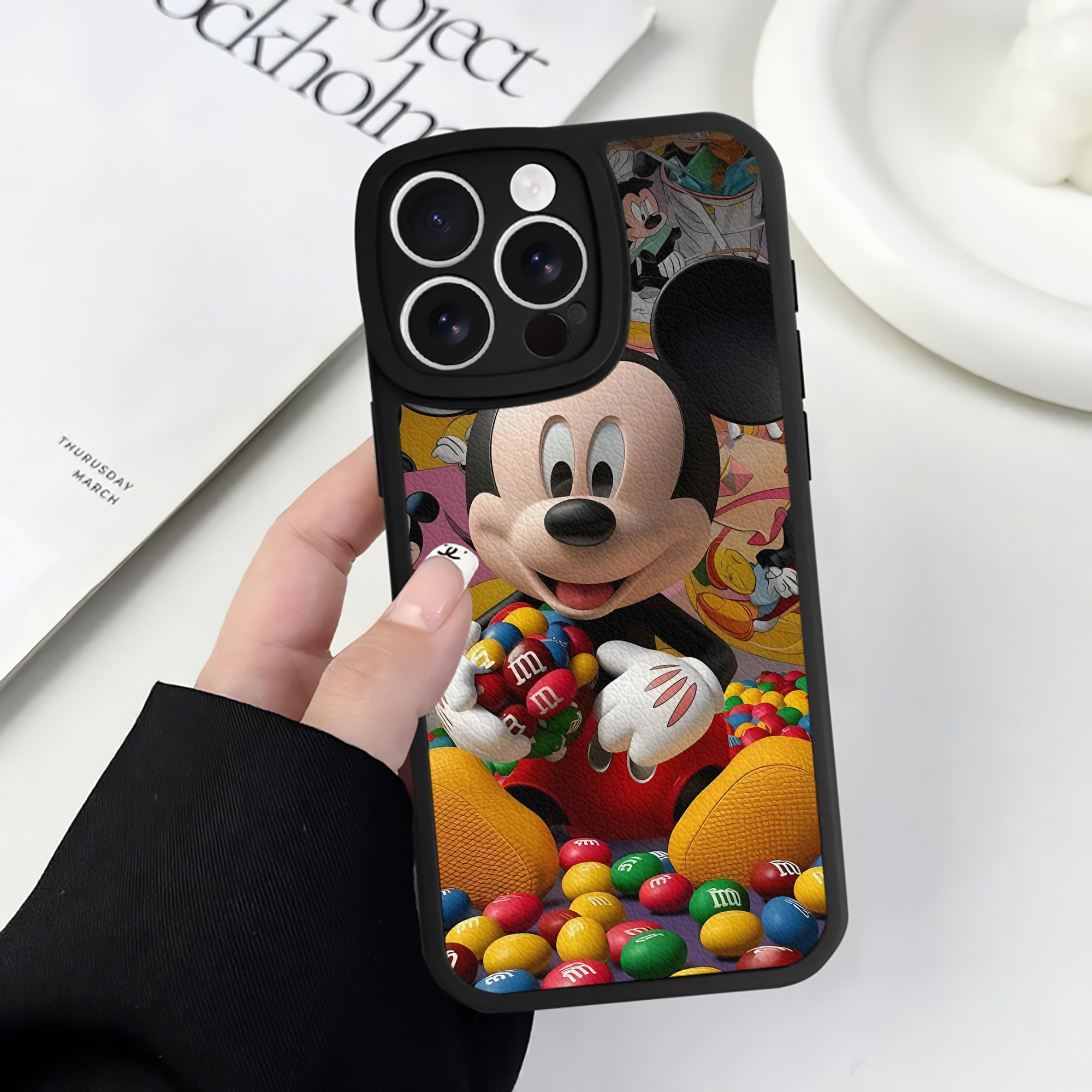 （画像用） ミッキーマウス Mickey Mouse 【iPhone 16シリーズ対応】シリコンスマホケース（レザー調） 材質：シリコン